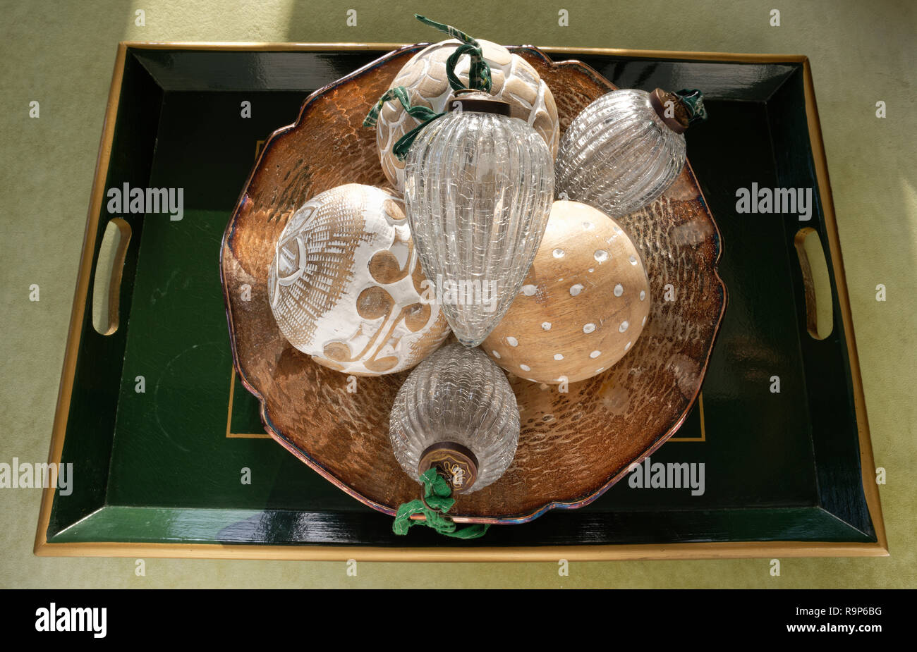 Holz und Glas Kugeln in eine getrübte silberne Schale. Stockfoto