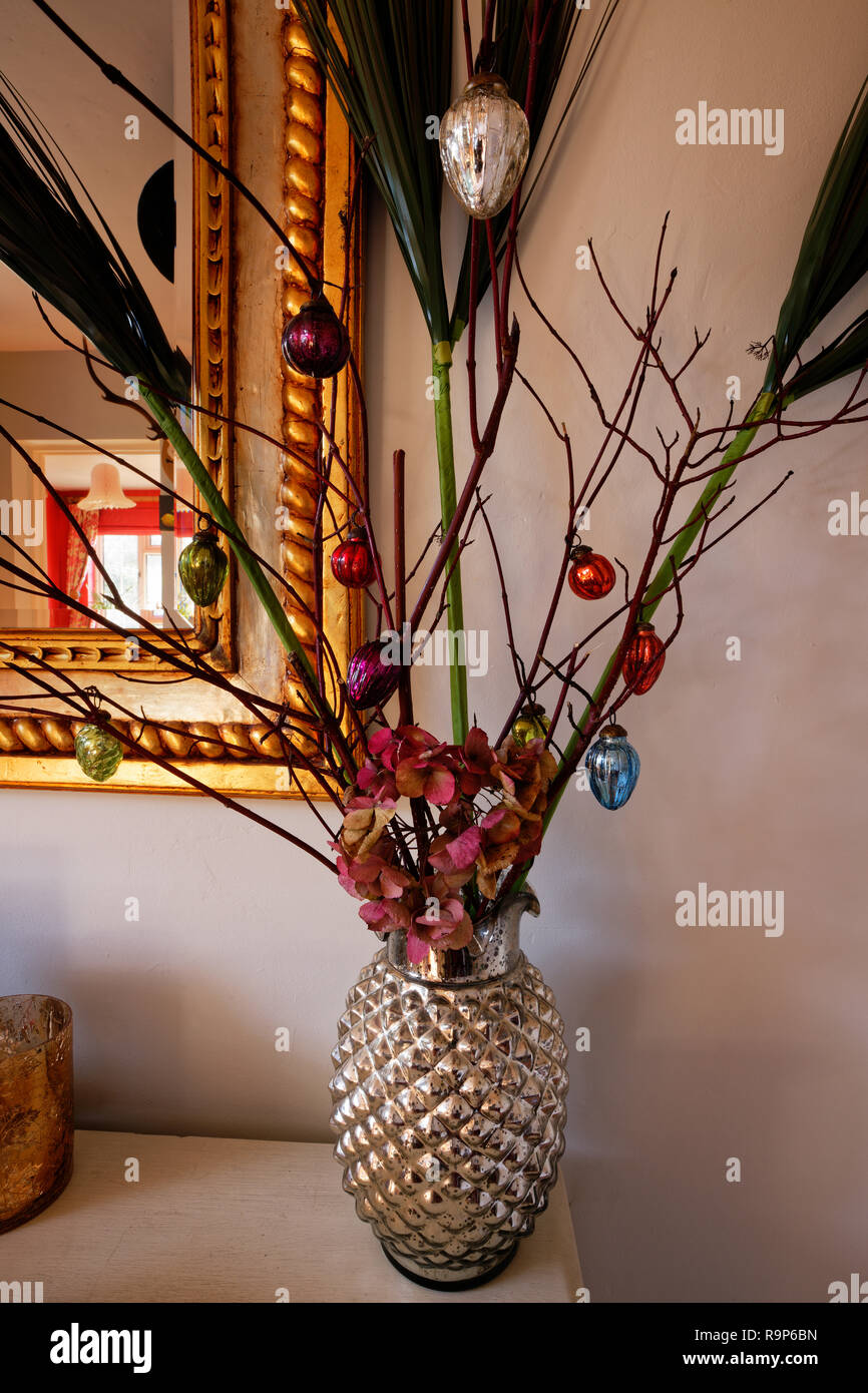 Moderne Weihnachten Zweig Baum mit Christbaumkugel Dekorationen. Stockfoto