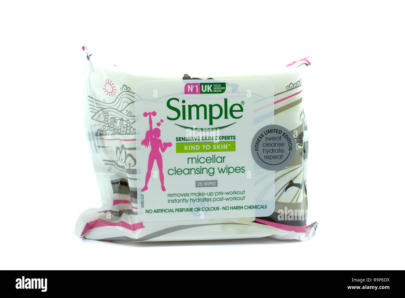 Largs, Schottland, Großbritannien - 21 Dezember, 2018: Einfache branded Reinigungstüchern in recyclingfähigen Verpackungen, die auf der Rückseite der Verpackung angezeigt wird. Stockfoto