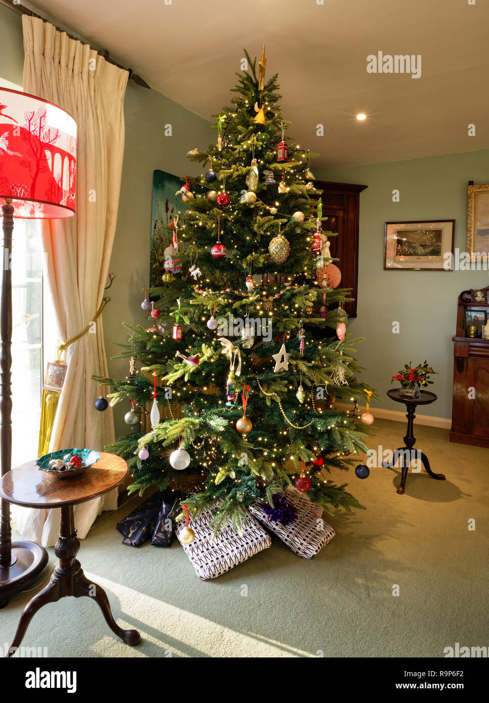 Dekorierte und beleuchtete Weihnachtsbaum in einem englischen Haus