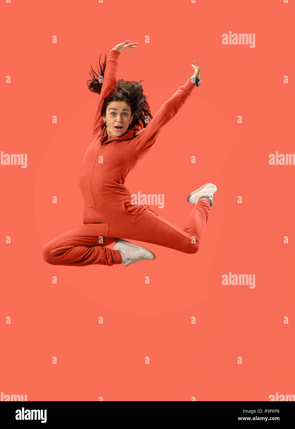 Freiheit in Bewegung. MidAir Shot von ziemlich glücklich junge Frau