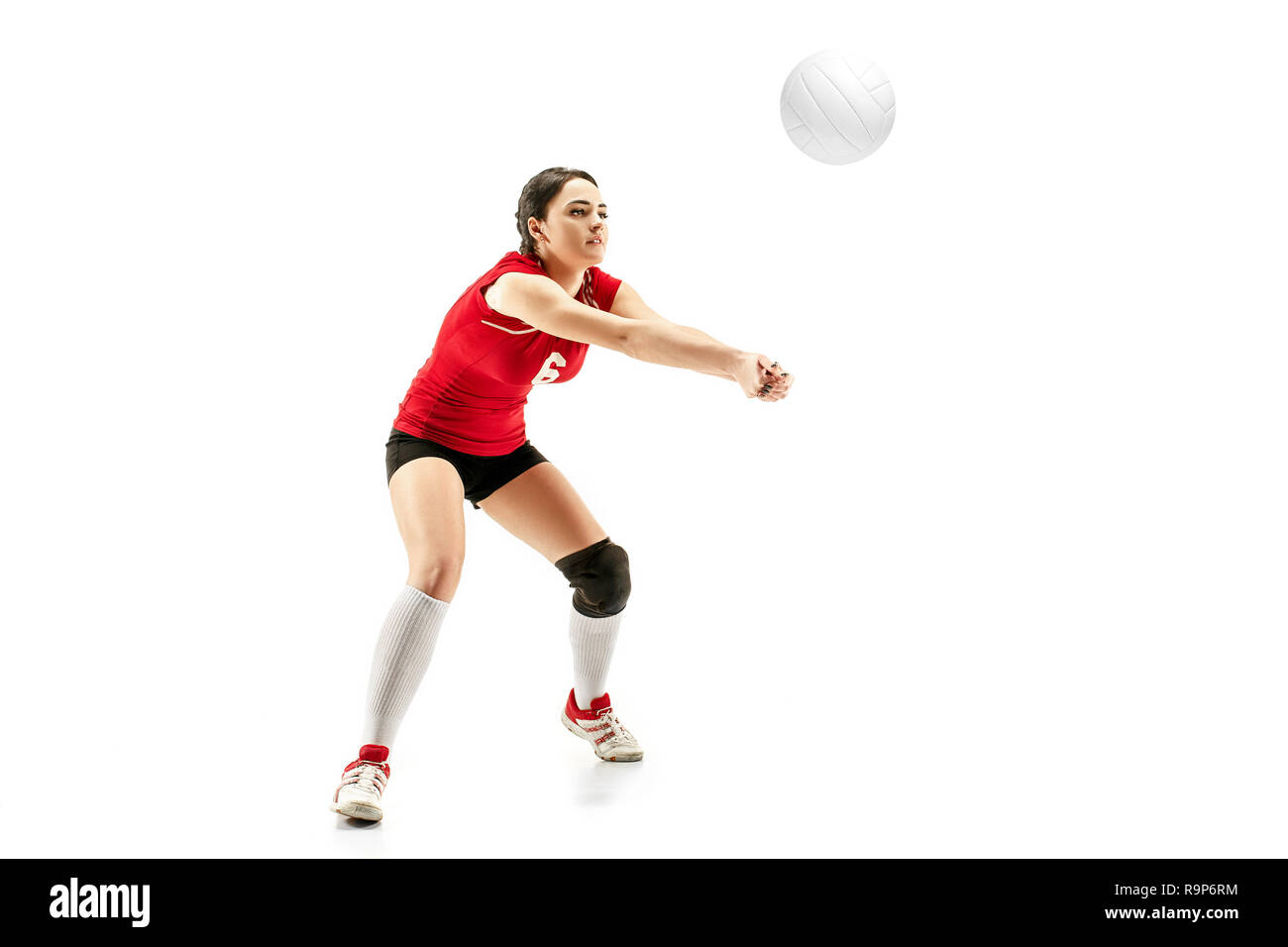 Weiblichen professionellen Volleyball Spieler auf Weiß mit Kugel isoliert. Der Athlet, Sport, Action, Sport, gesunder Lebensstil, Training, Fitness Concept Stockfoto