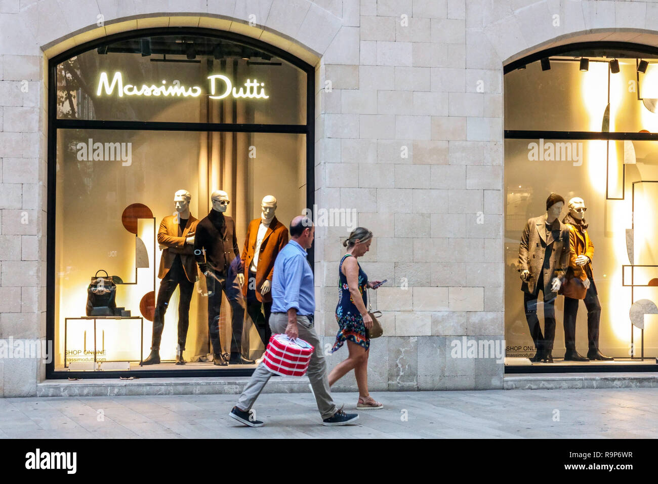 Geschäft Massimo Dutti, Passeig des Born, Palma de Mallorca, Spanien  Mallorca Shopping Stockfotografie - Alamy