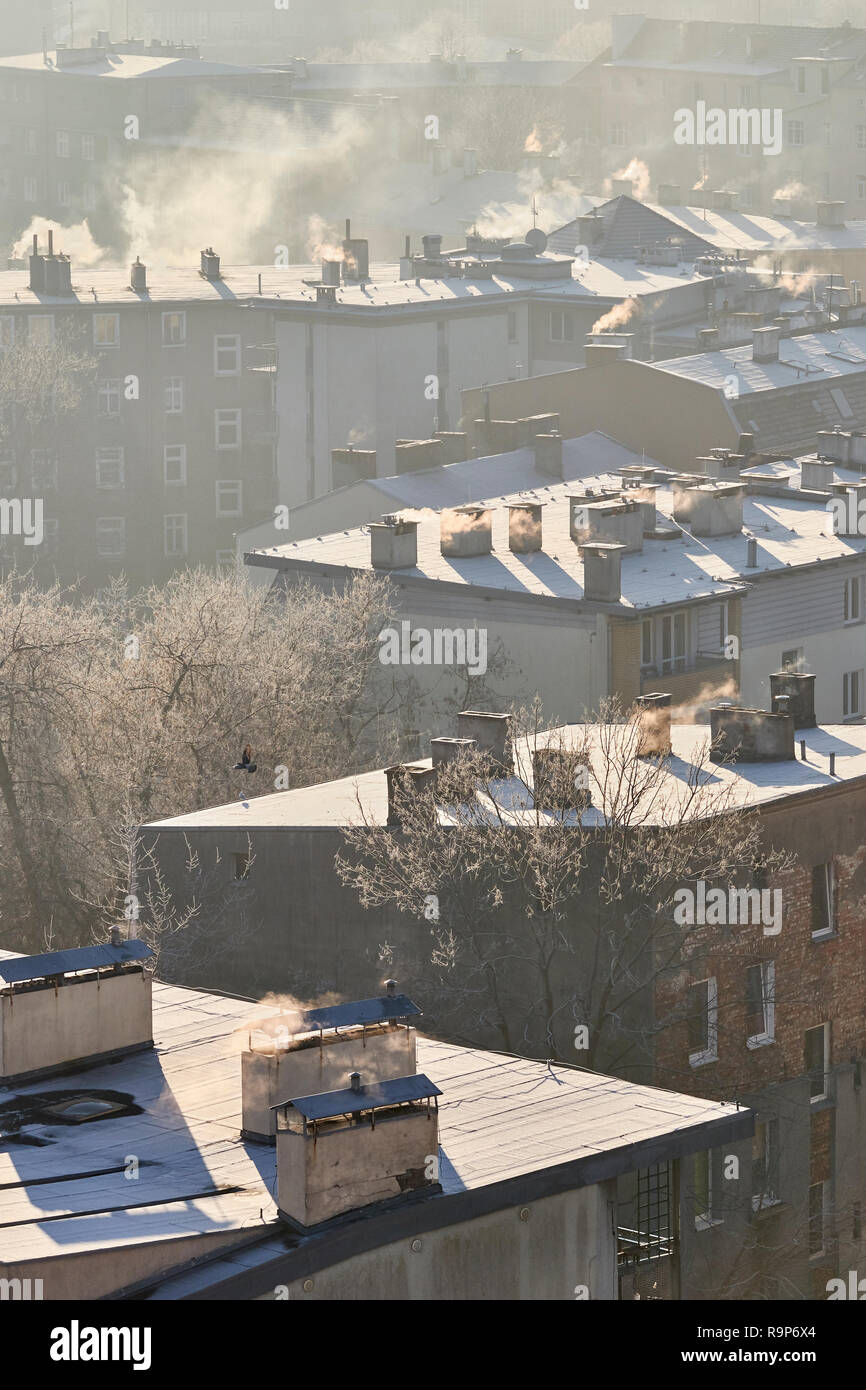 Wohnhaus Rauchende Schlote von oben im Winter gesehen, Luftverschmutzung Konzept. Stockfoto