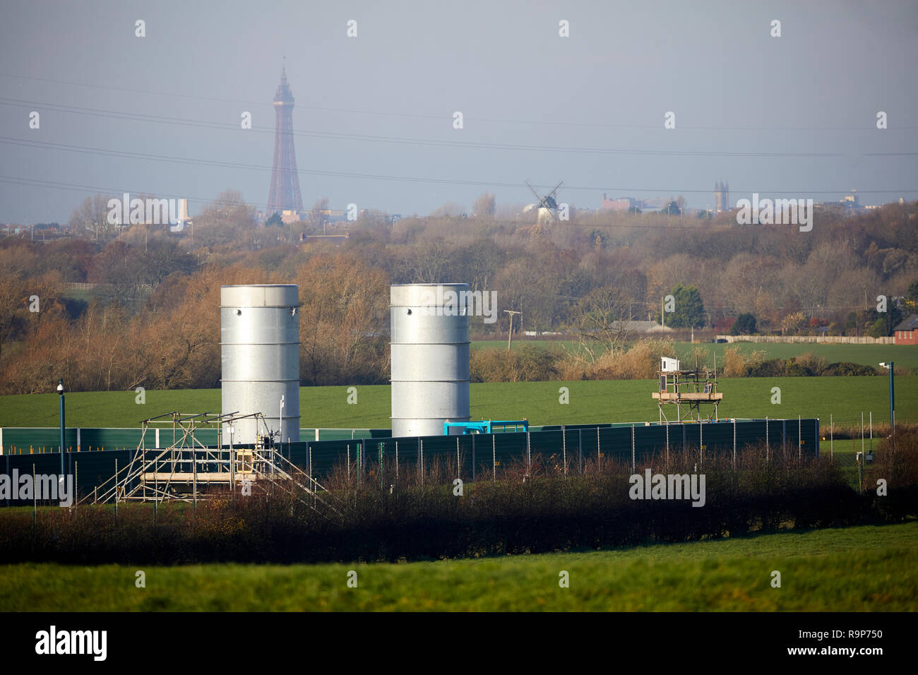 Blackpool Cuadrilla fracking Bohrstelle an, ein wenig Plumpton, Lancashire, Fylde, mit dem Landmark Tower hinter am Horizont Stockfoto