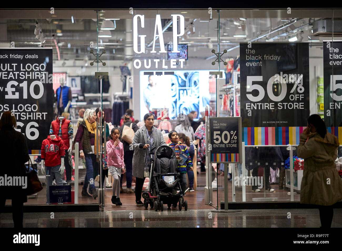 LOWRY Outlet Mall Einkaufszentrum an MediacityUK in Salford Quays, Familie Shopping in Gap Outlet Stockfoto