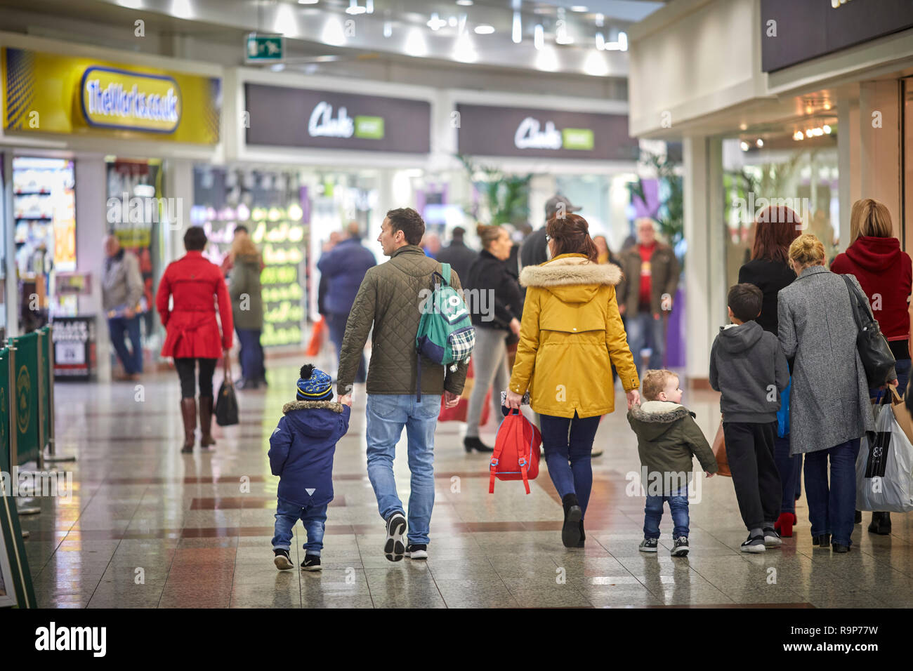 LOWRY Outlet Mall Einkaufszentrum an MediacityUK in Salford Quays, Familie Shopping innen Stockfoto