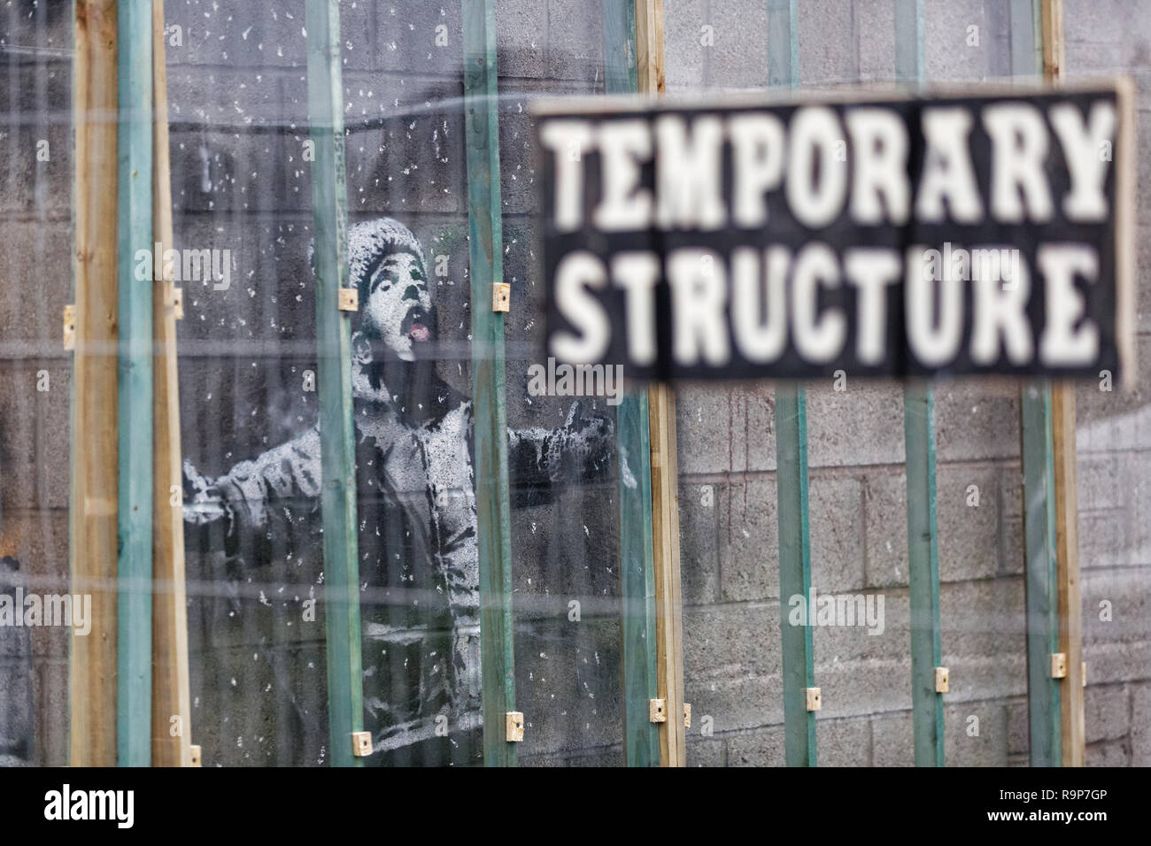 Im Bild: Eine 'Temporäre Struktur' Zeichen auf dem Zaun zum Schutz der Banksy graffiti auf einer Garage in Port Talbot, Wales, UK. Dienstag, 25 Dezember 2018 Re: Stockfoto