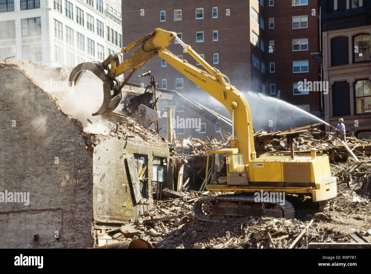 Arbeitnehmer und Klaue Maschine reißt ein Gebäude zur Vorbereitung für den Bau von neuen, New York, USA Stockfoto