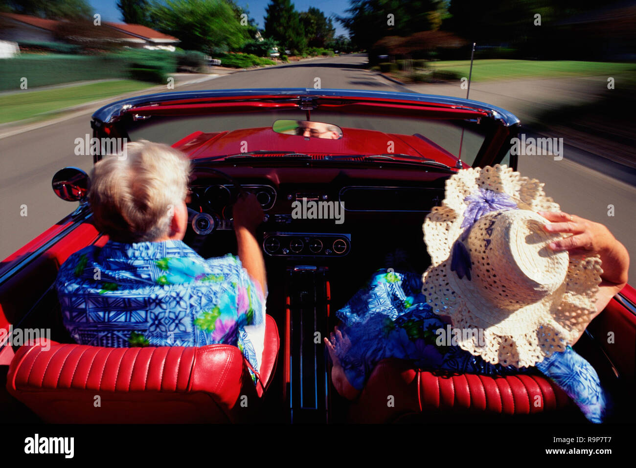 Senior Paar genießen eine Fahrt in einem Jahrgang 1966 Mustang Cabrio, USA Stockfoto