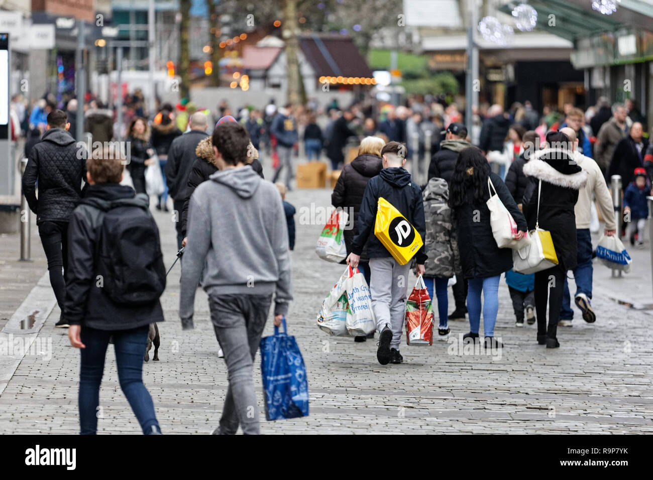 Letzte Weihnachtskäufer in der Oxford Street, Swansea, Wales, UK. Montag, 24 Dezember 2018 Stockfoto