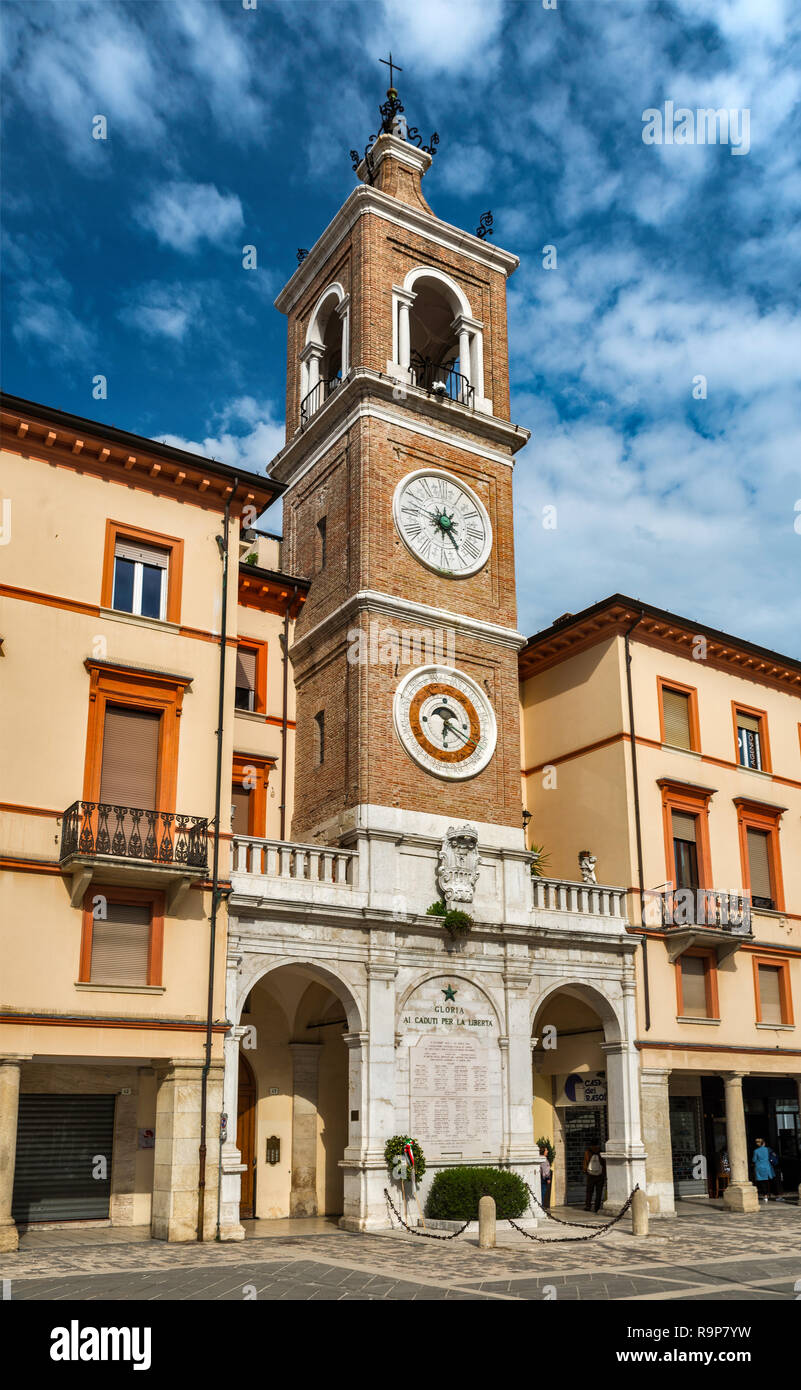 Clock Tower über Gloria ai Caduti per la Liberta (Ehre den Gefallenen für die Freiheit) Weltkrieg zwei Memorial in Rimini, Emilia-Romagna, Italien Stockfoto