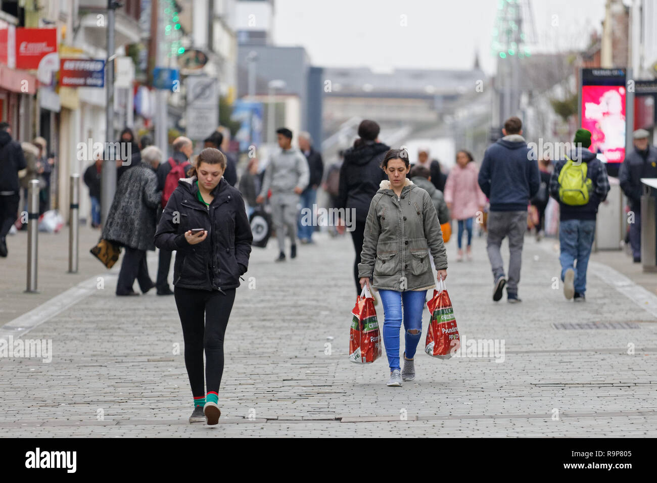 Letzte Weihnachtskäufer in der Oxford Street, Swansea, Wales, UK. Montag, 24 Dezember 2018 Stockfoto