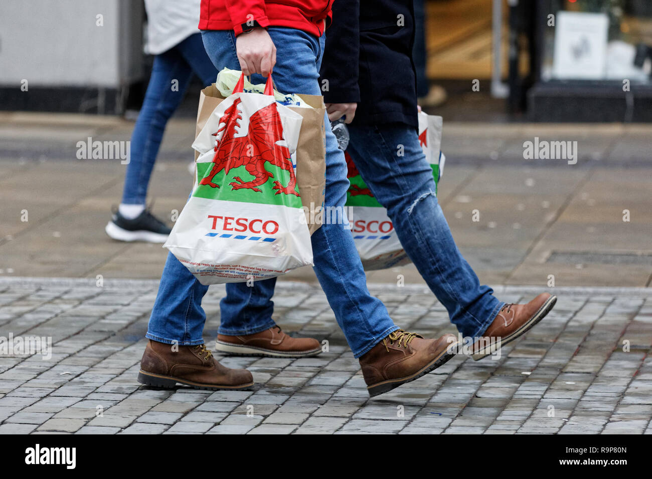 Letzte Weihnachtskäufer in der Oxford Street, Swansea, Wales, UK. Montag, 24 Dezember 2018 Stockfoto