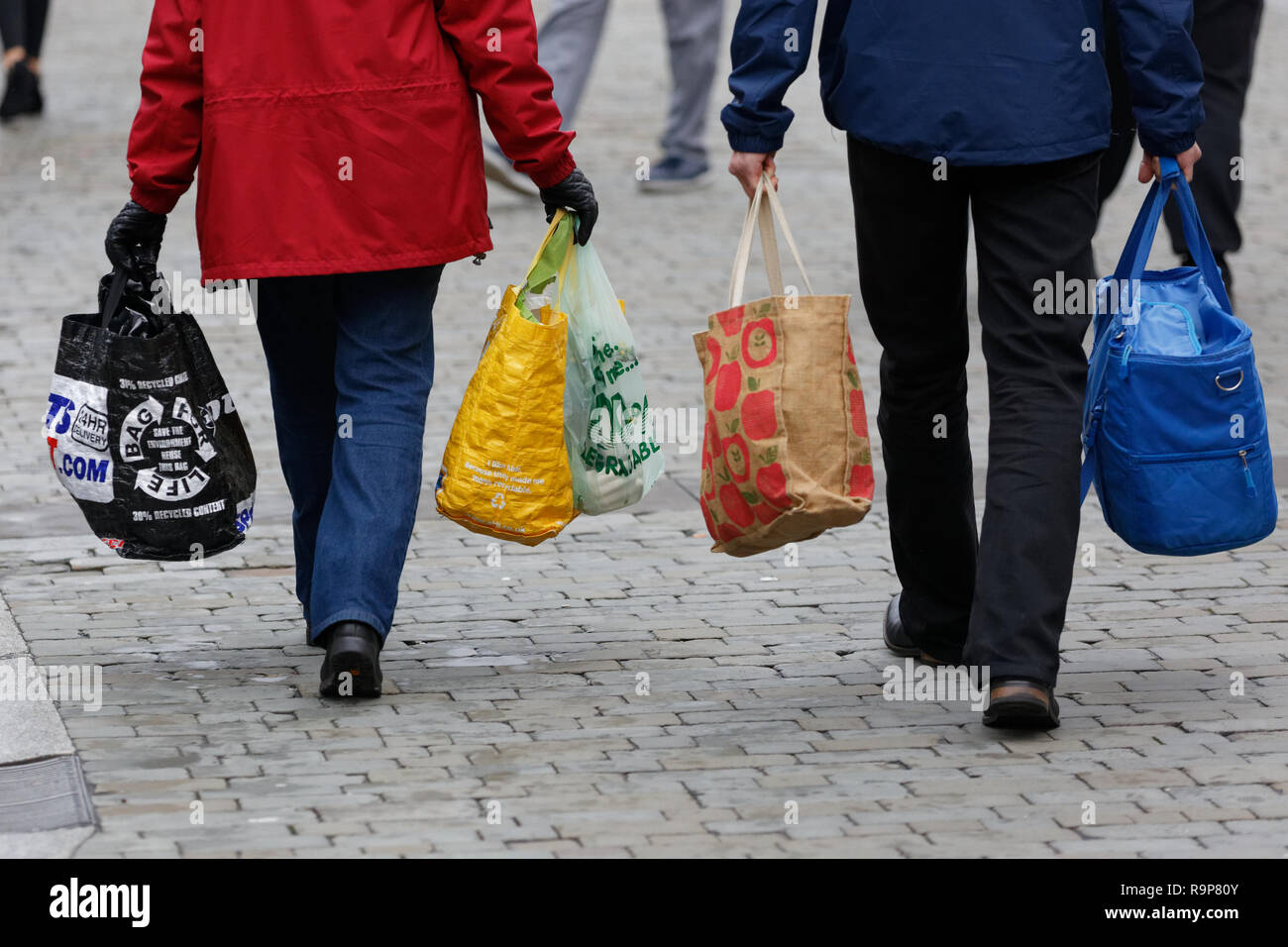 Letzte Weihnachtskäufer in der Oxford Street, Swansea, Wales, UK. Montag, 24 Dezember 2018 Stockfoto