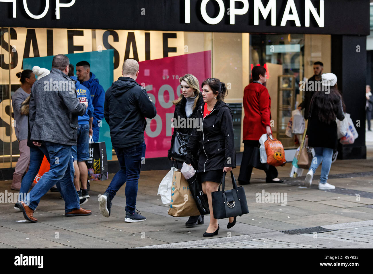 Letzte Weihnachtskäufer in der Oxford Street, Swansea, Wales, UK. Montag, 24 Dezember 2018 Stockfoto