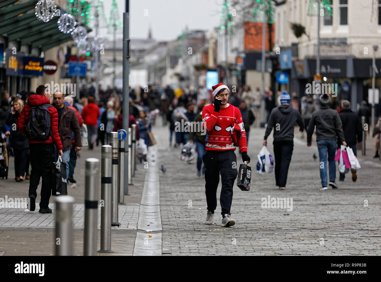 Ein Last-minute-Shopper Weihnachten im festlichen Verschleiß in der Oxford Street, Swansea, Wales, UK. Montag, 24 Dezember 2018 Stockfoto