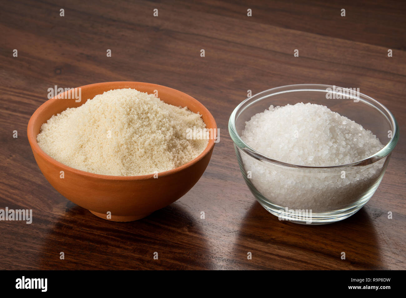 Essen: Nahaufnahme von weißen und braunen Zucker isoliert auf Holz- Hintergrund Stockfoto