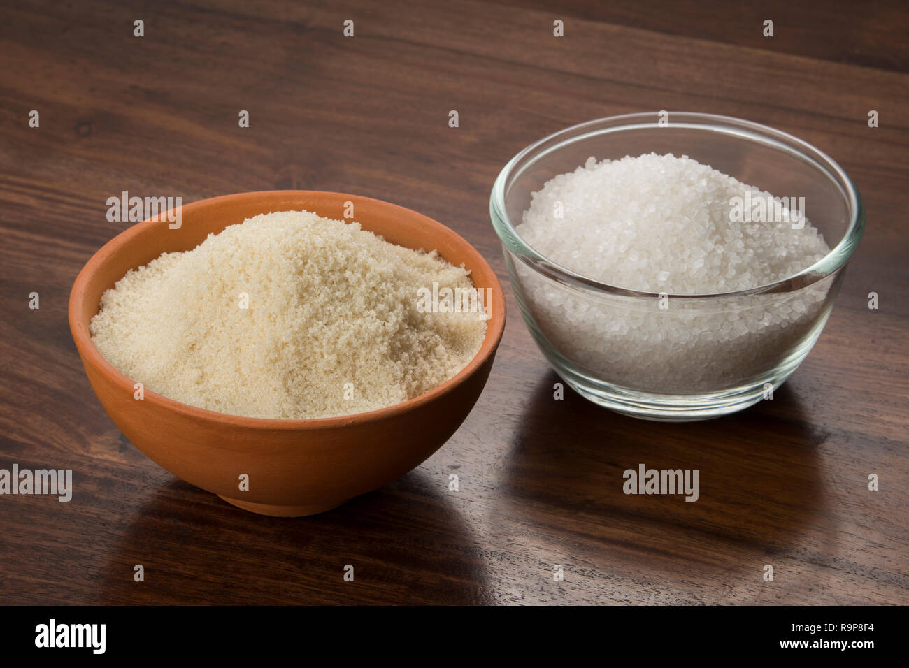 Essen: Nahaufnahme von weißen und braunen Zucker isoliert auf Holz- Hintergrund Stockfoto