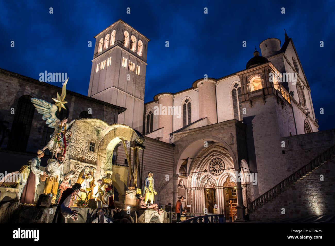 Assisi, Perugia, Umbrien, Italien. Weihnachten Krippe und den großen Weihnachtsbaum vor der Basilika San Francesco d'Assisi Stockfoto