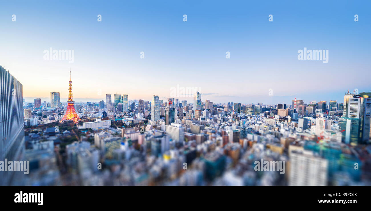Asien Business Konzept für Immobilien und Corporate Bau - Panoramablick auf die Stadt und den Tokyo Tower unter Neon Nacht in Tokio, Japan mit Tilt shif Stockfoto