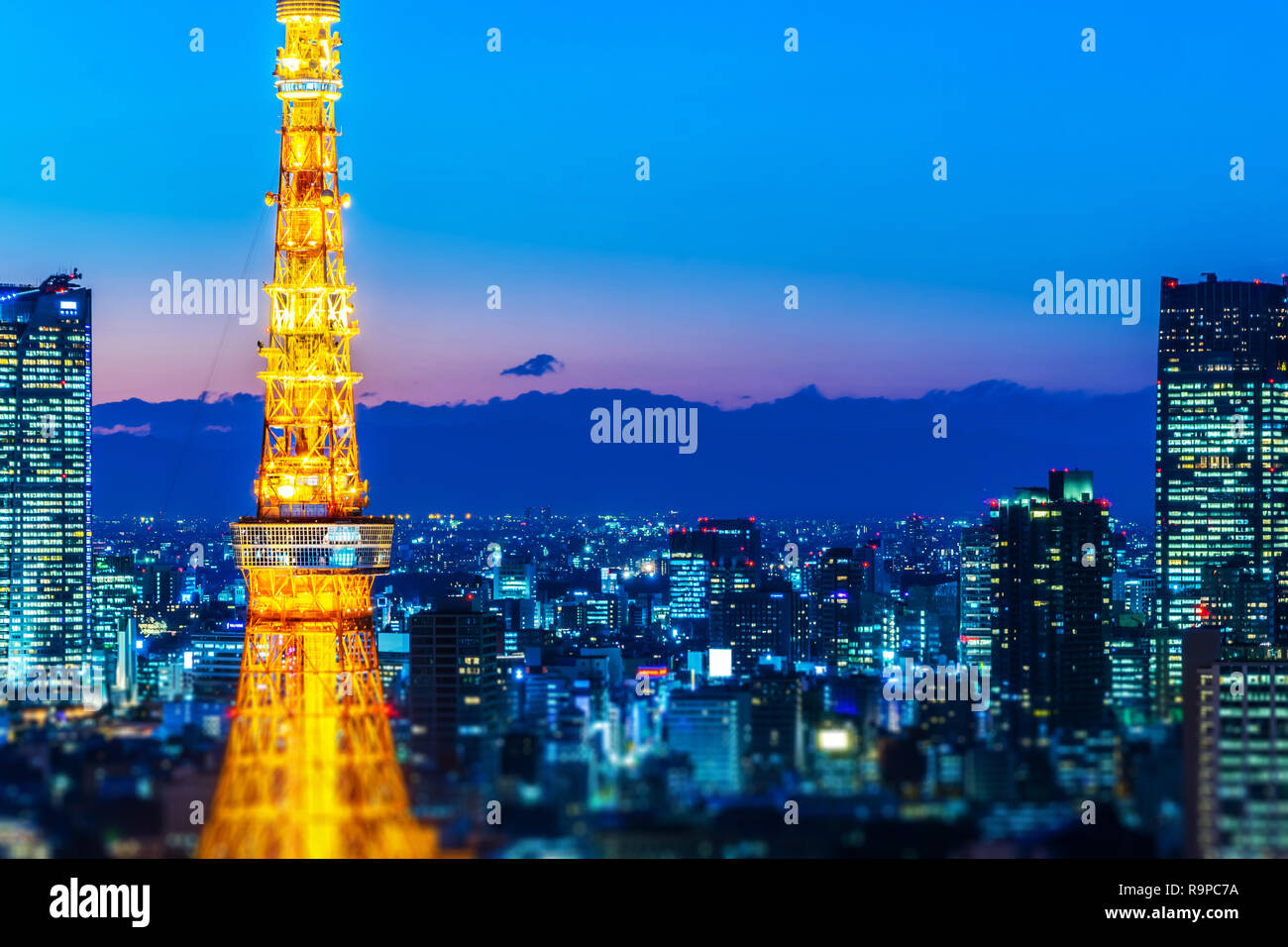 Asien Business Konzept für Immobilien und Corporate Bau - Panoramablick auf die Stadt und den Tokyo Tower unter Neon Nacht in Tokio, Japan mit Tilt shif Stockfoto
