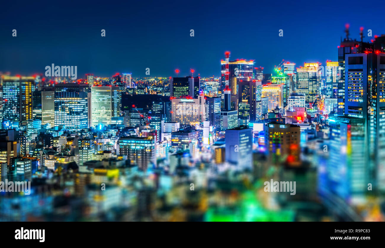 Asien Business Konzept für Immobilien und Corporate Bau - Panoramablick auf die Skyline der Stadt Antenne nacht Ansicht mit Autobahn in der hamamatsucho, Tokio, Stockfoto