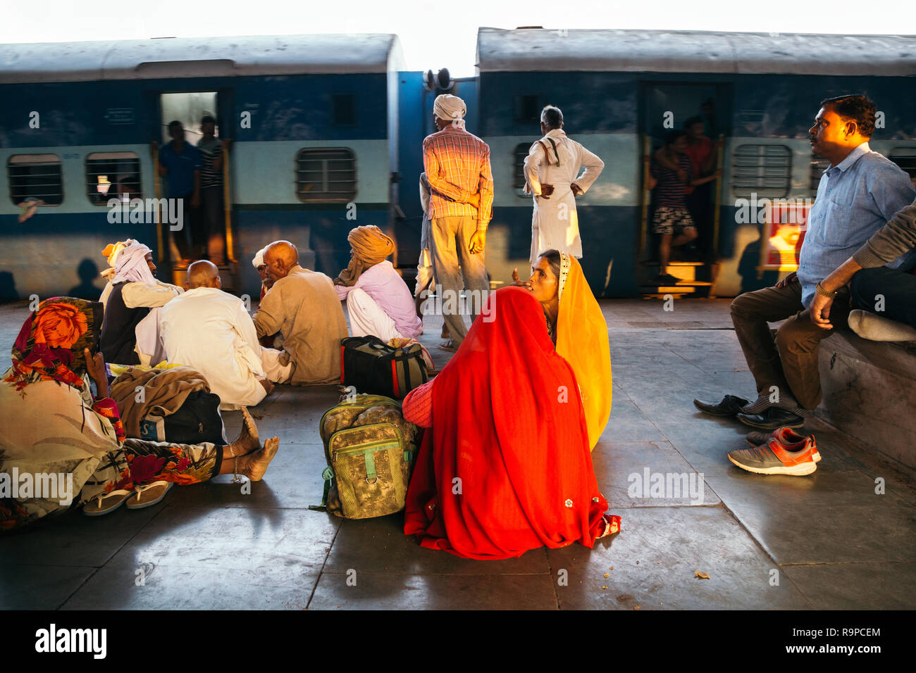 Jhansi, Indien - November 18, 2017: wartende Menschen in Jhansi Bahnhof Plattform Stockfoto