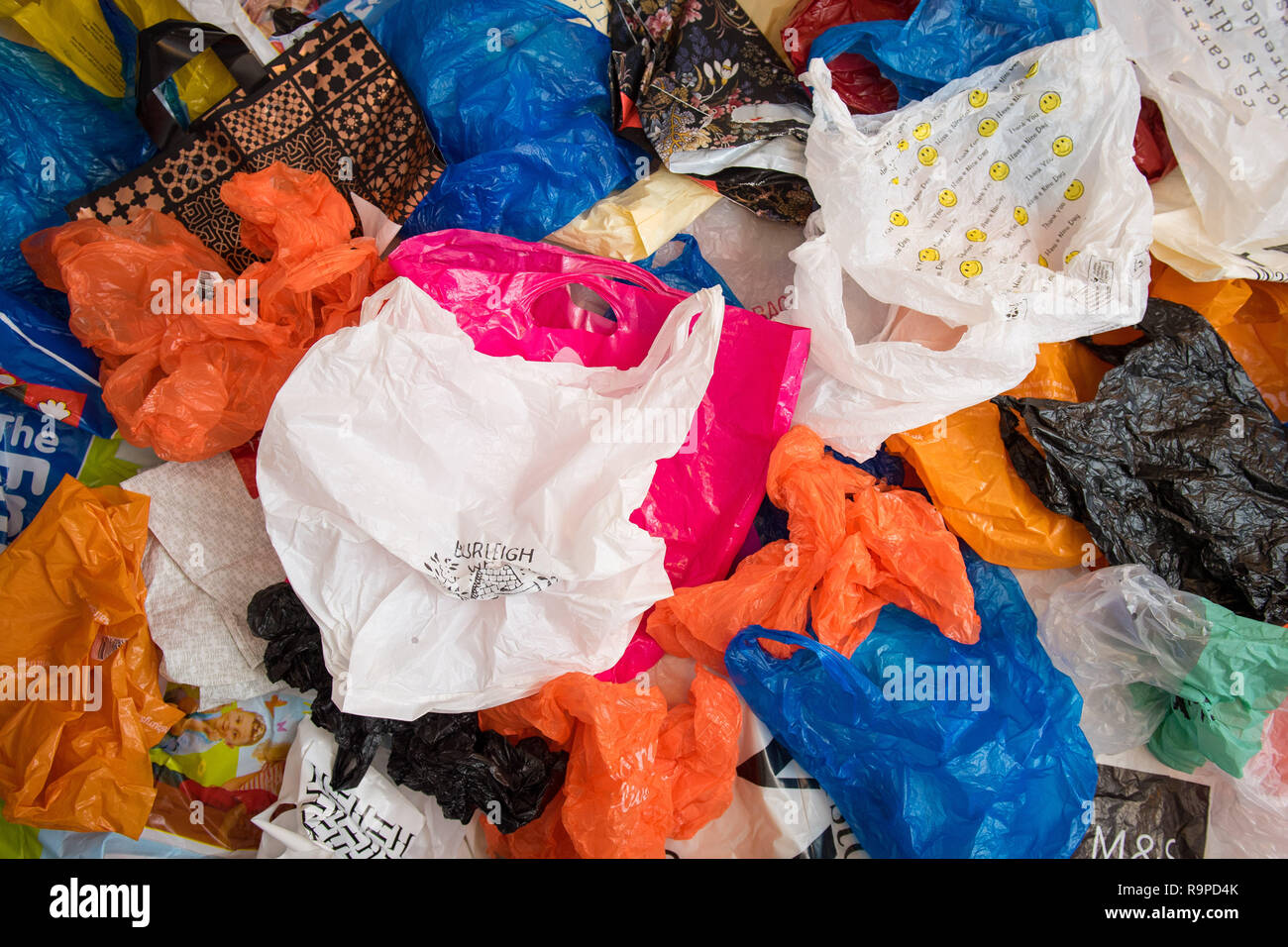 Einen Überblick über eine Auswahl von Plastiktüten in London. Käufer werden 10 p für eine Tragetasche in allen Stores in England unter den Plänen, die durch das Klima Sekretärin bezahlen. Stockfoto