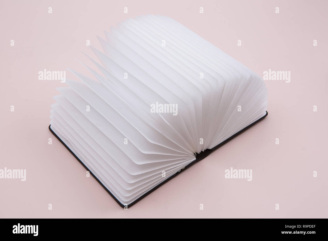 Ein Buch über einen rosa Hintergrund Stockfoto