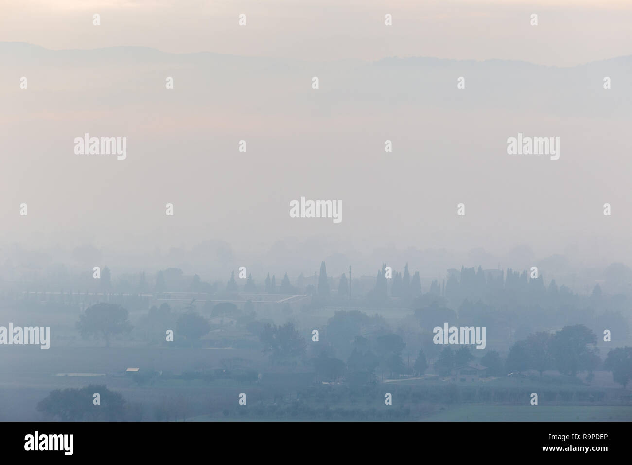 Moody Ansicht von Umbrien (Italien) in der Mitte des Herbstes Nebel Stockfoto