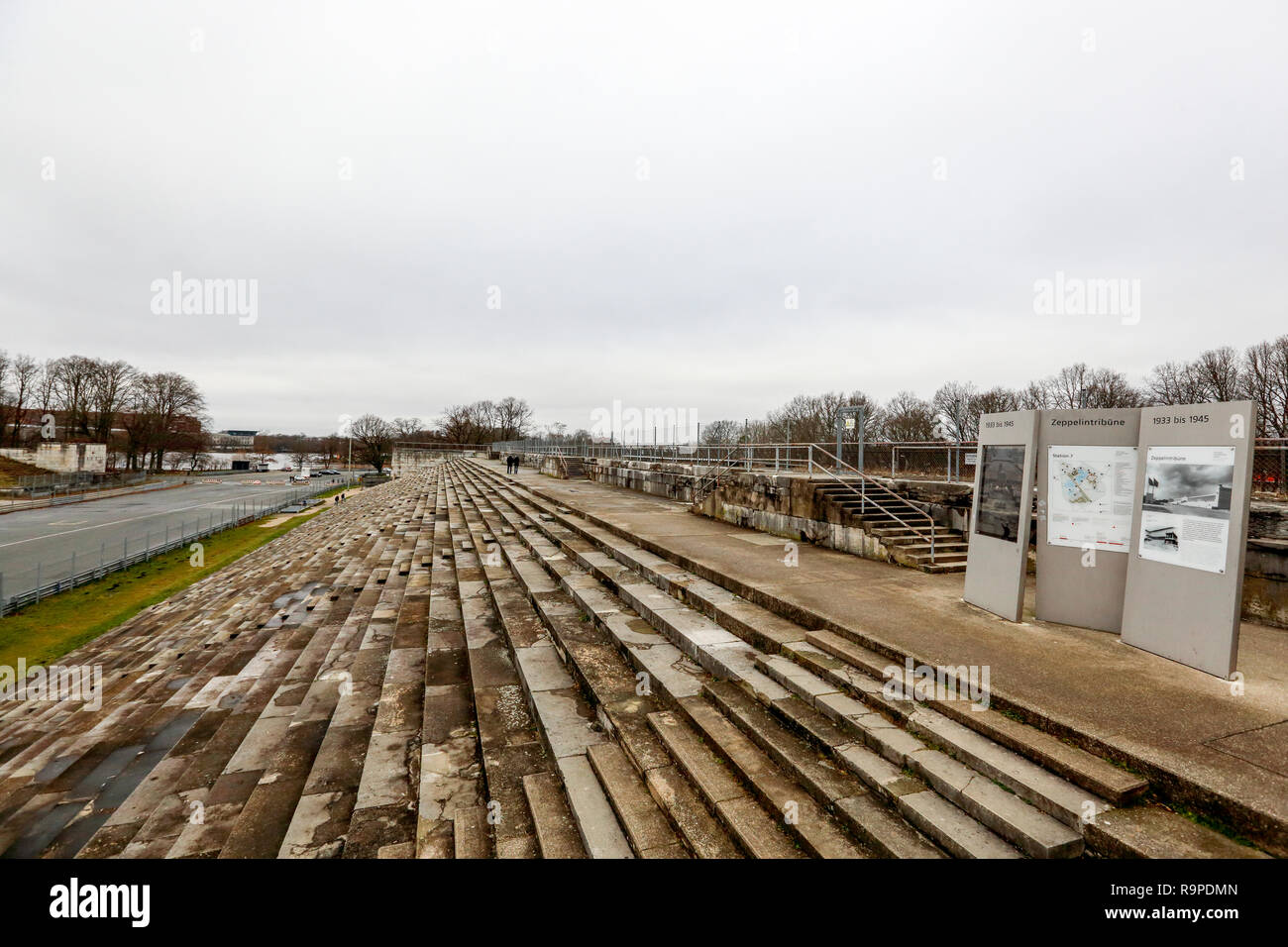 Die ehemalige Tribüne der Reichsparteitaggelände am Zeppelinfeld in Nürnberg. Bayern, Deutschland. Stockfoto