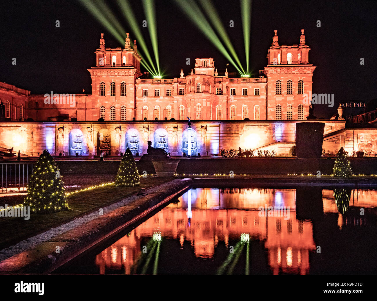Blenheim Palace und Wasser Terrasse beleuchtet mit Weihnachtsbeleuchtung mit Laser show in den Nachthimmel. Stockfoto