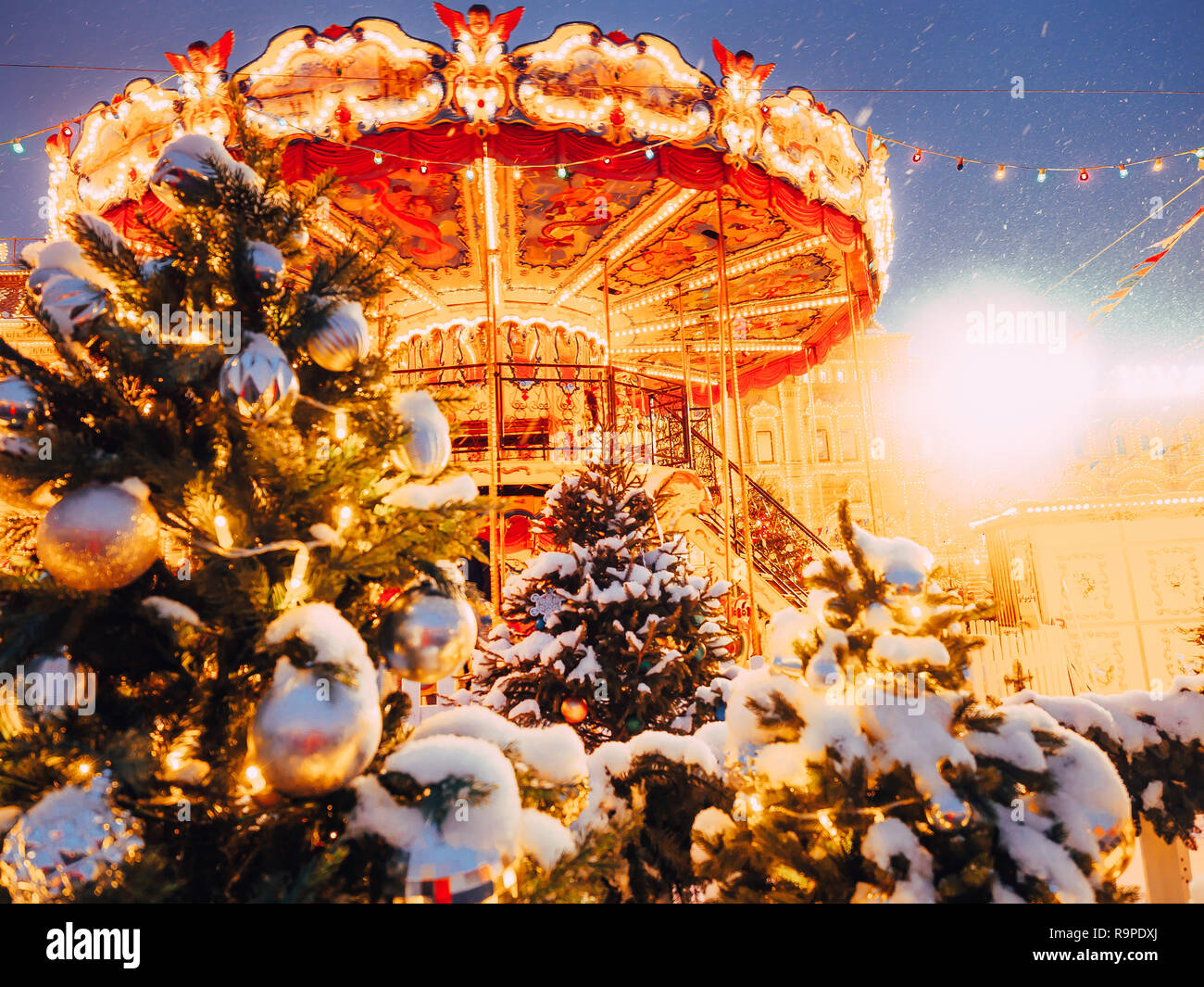 Moskau, Russland - Dezember 19, 2018: Karussell auf dem Roten Platz eingerichtet und für Weihnachten Neue Jahr angeordnet. Weihnachtsmarkt. Fabelhaft leuchtende Kreisverkehr vom Traum der Kindheit Stockfoto