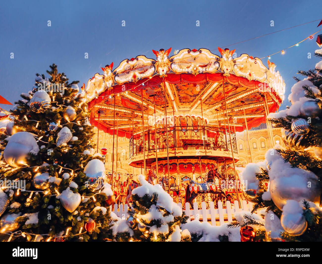 Moskau, Russland - Dezember 19, 2018: Karussell auf dem Roten Platz eingerichtet und für Weihnachten Neue Jahr angeordnet. Weihnachtsmarkt. Fabelhaft leuchtende Kreisverkehr vom Traum der Kindheit Stockfoto