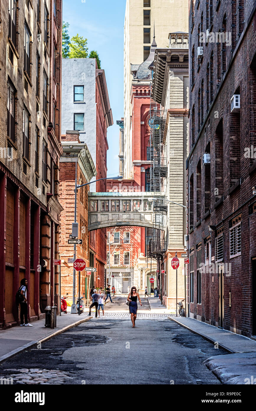 New York City, USA - 25. Juni 2018: Die Frau, die zu Fuß auf Heften Straße in Tribeca. Dieser Gasse läuft zwei Blocks nördlich zwischen Duane und Harrison Straßen, Ju Stockfoto