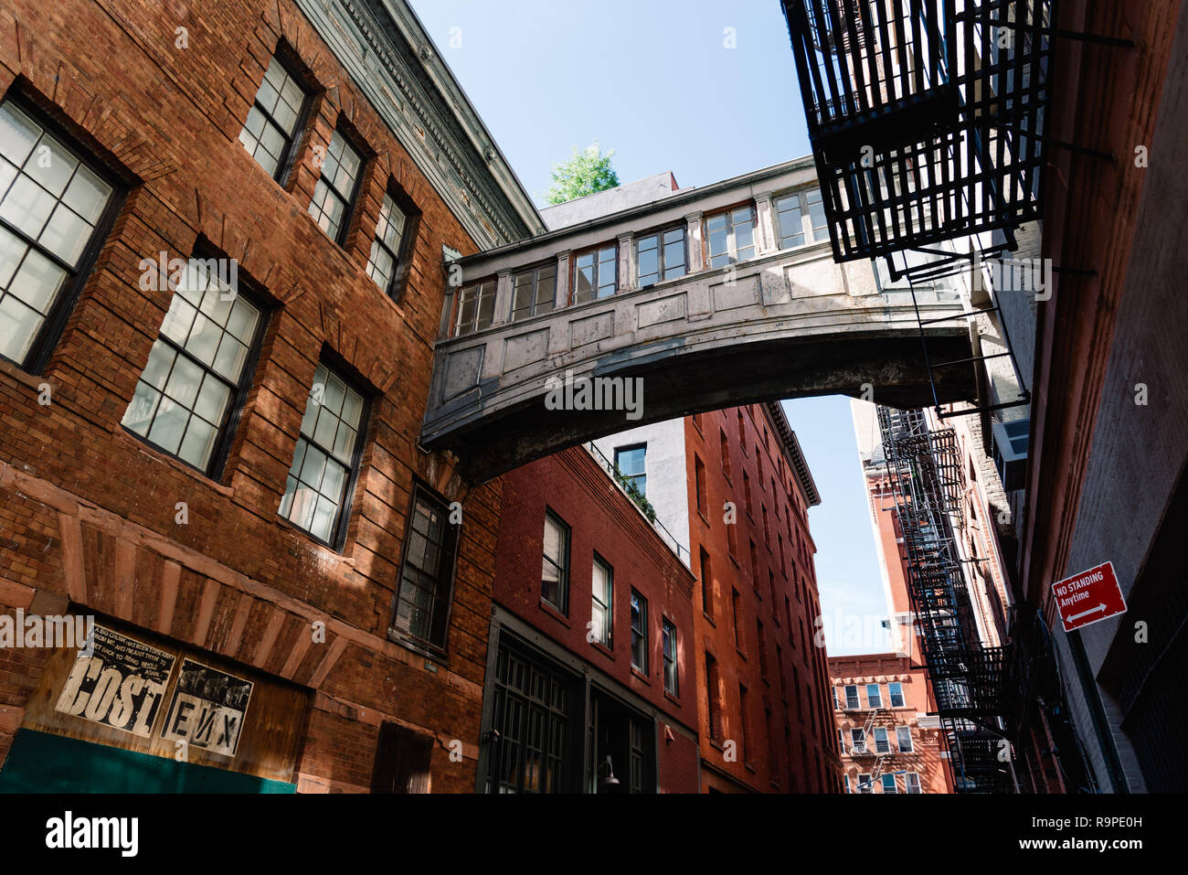 New York City, USA - 25. Juni 2018: Low Angle View der Brücke auf Heften Straße in Tribeca. Dieser Gasse läuft zwei Blocks nördlich zwischen Duane und Harrison Stockfoto
