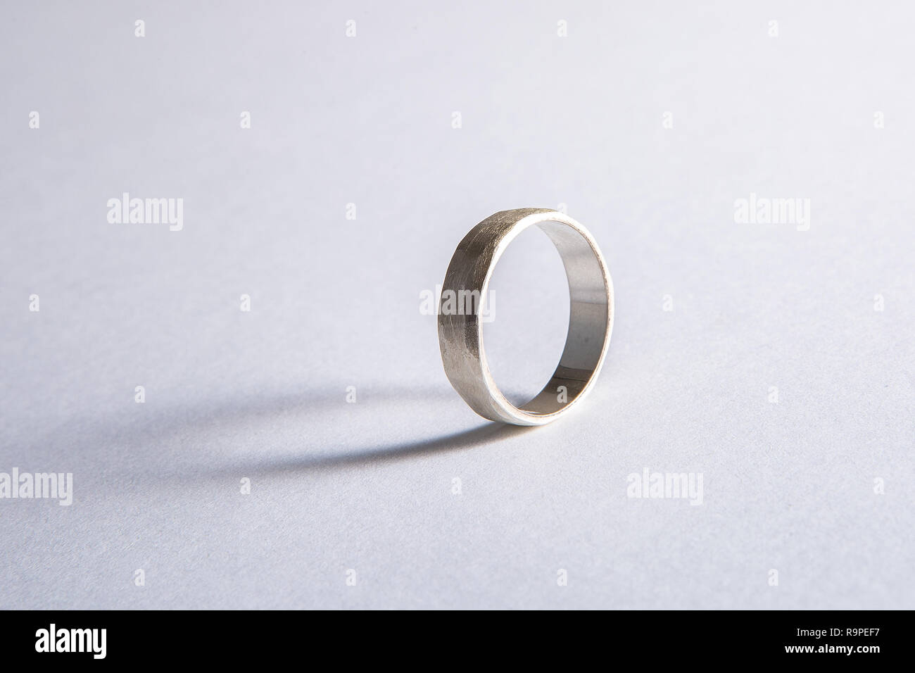 Ein altes Silber Ring mit einem weißen Hintergrund. Stockfoto