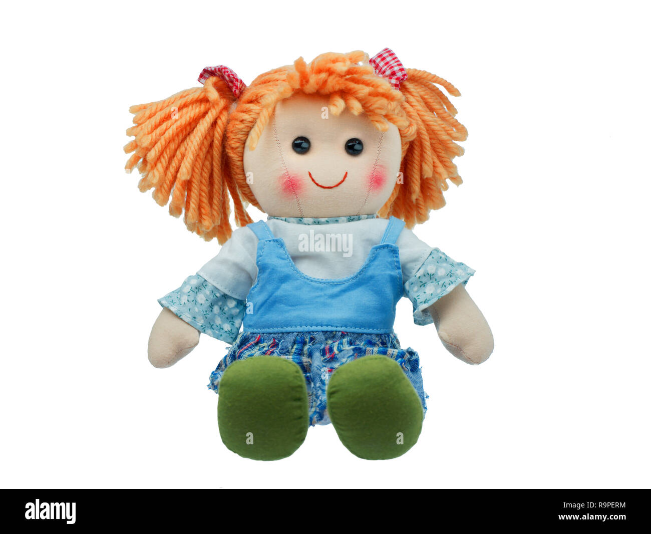 Sitzen und lächelnde niedliche Stoffpuppe isoliert Stockfoto