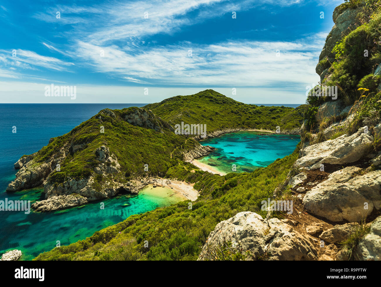Blick auf afionas Beach/Porto Timoni Strand (Butterfly Beach) im Sommer mit azurblauem Wasser und weißen Strände auf Korfu (Afionas, Griechenland, Europa) Stockfoto