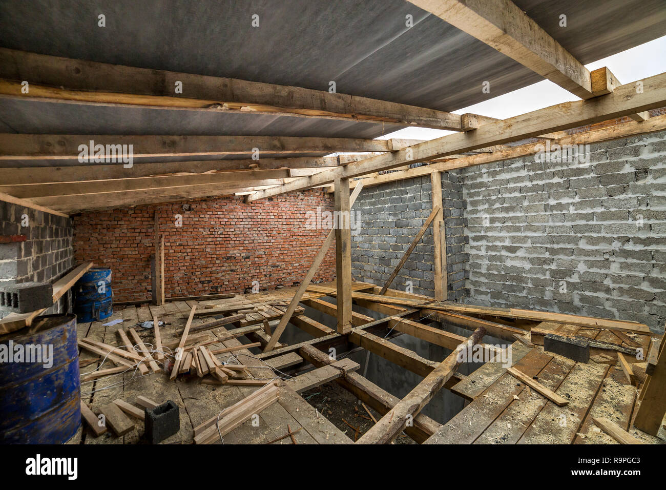 Geräumige Zimmer im Dachgeschoss im Bau und Renovierung. Energieeinsparung Mauern von grosser hohler Schaum Isolierung Bausteine und temporäre Holz- gerüste, lo Stockfoto