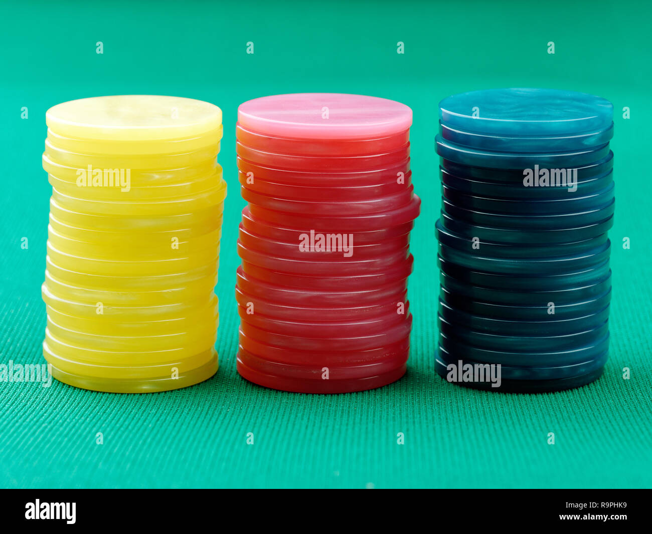 Poker farbige Chips am grünen Tisch Stockfoto