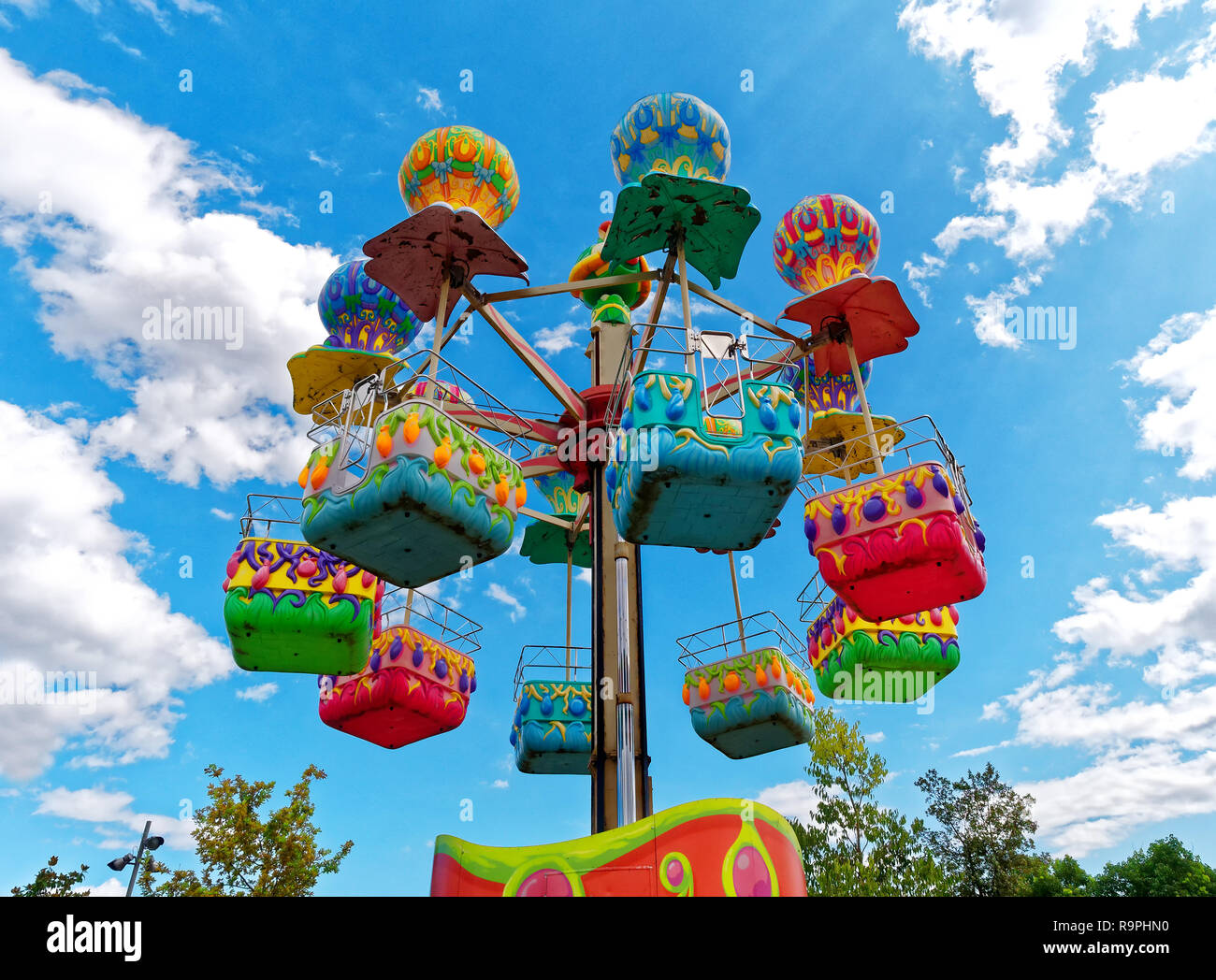 Bunte Kinder s Karussell oder Merry-go-Um an Kirmes Stockfoto