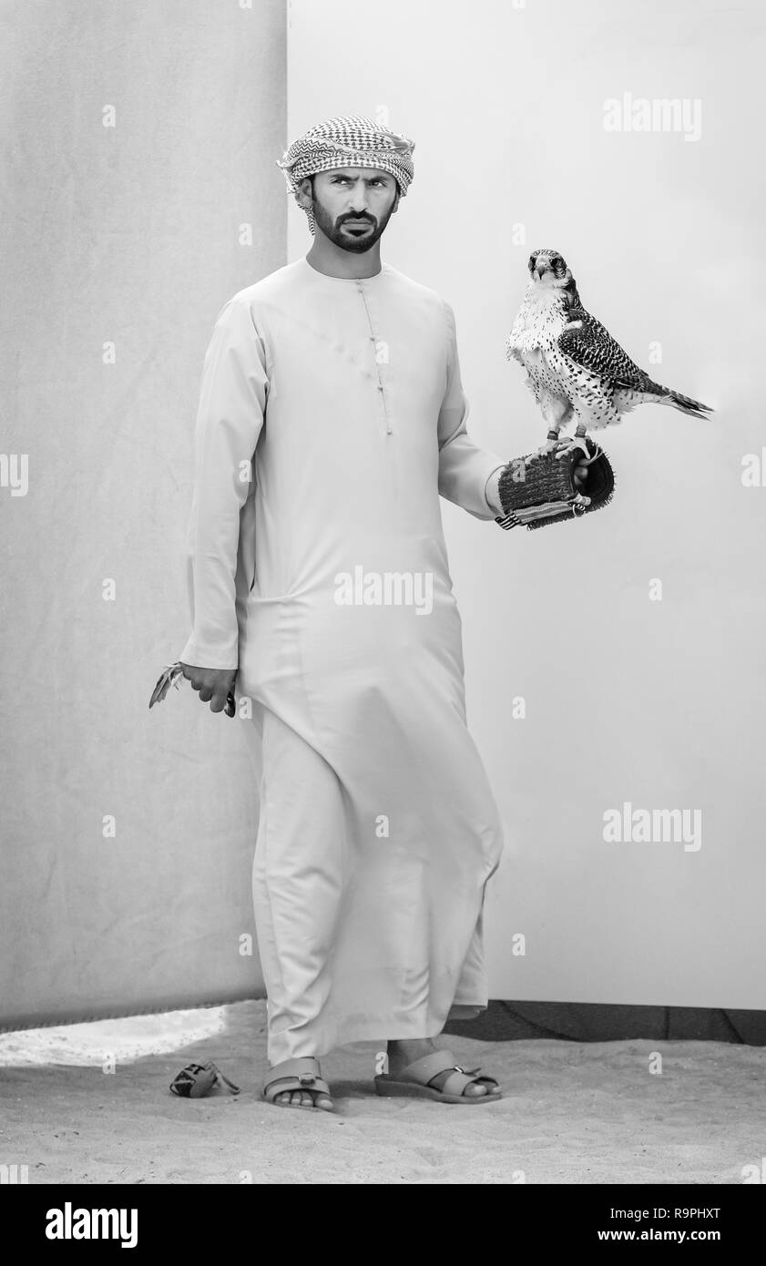 Madinat Zayed, Vereinigte Arabische Emirate, 22. Dezember, 2018: emiratische Mann Training seine Falcon Stockfoto