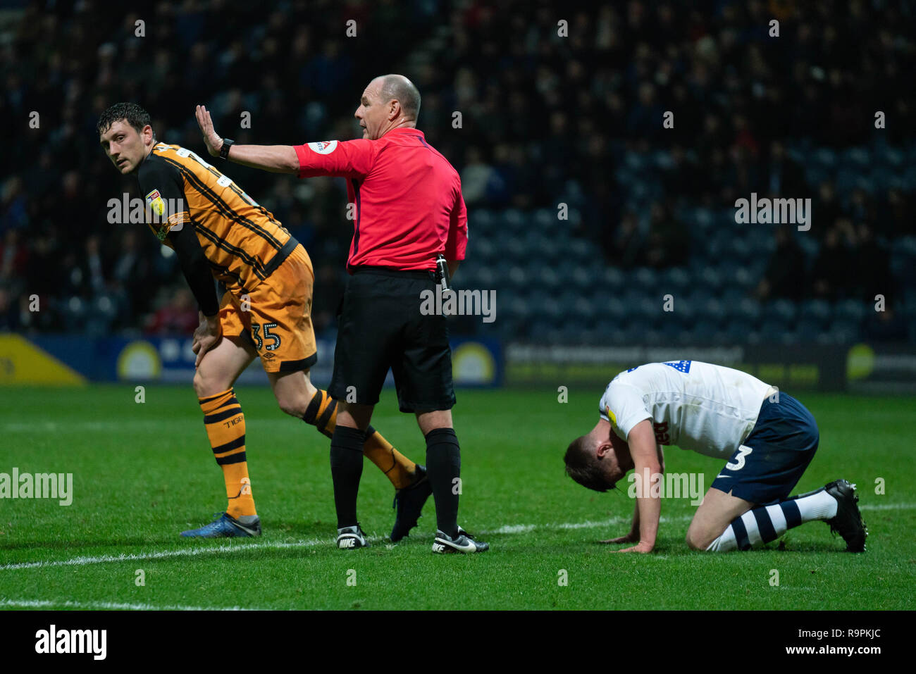 Schiedsrichter Scott Duncan stoppt die Wiedergabe für eine Kopfverletzung zu Preston North End von Josh Earl 26 Dezember 2018 Deepdale, Preston, England; Sky Bet Meisterschaft, Preston North End vs Hull City; Quelle: Terry Donnelly/News Bilder der Englischen Football League Bilder unterliegen DataCo Lizenz Stockfoto