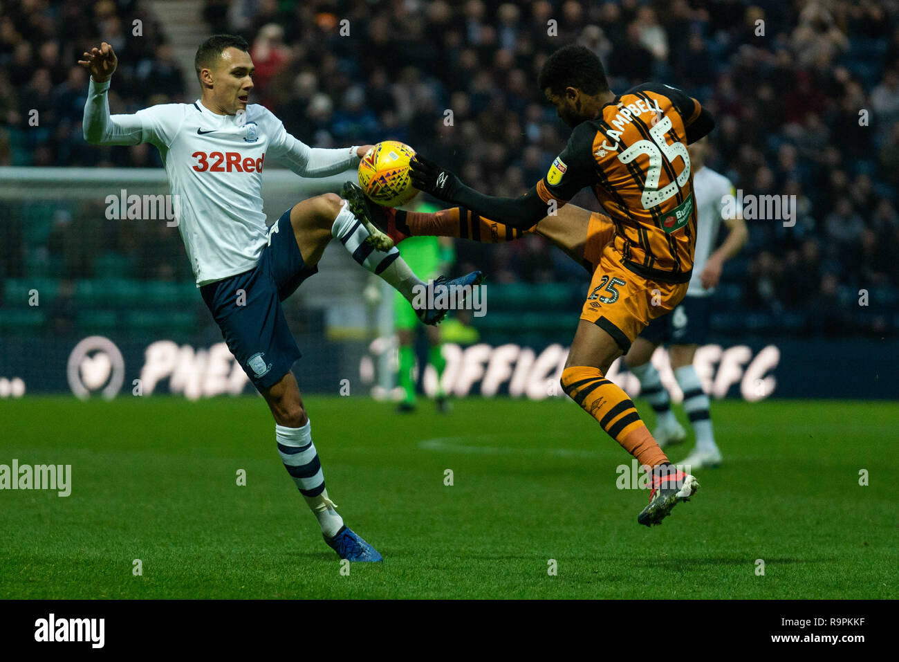 Preston North End von Graham Burke unter dem Druck von Hull City Fraizer Campbell 26 Dezember 2018 Deepdale, Preston, England; Sky Bet Meisterschaft, Preston North End vs Hull City; Quelle: Terry Donnelly/News Bilder der Englischen Football League Bilder unterliegen DataCo Lizenz Stockfoto