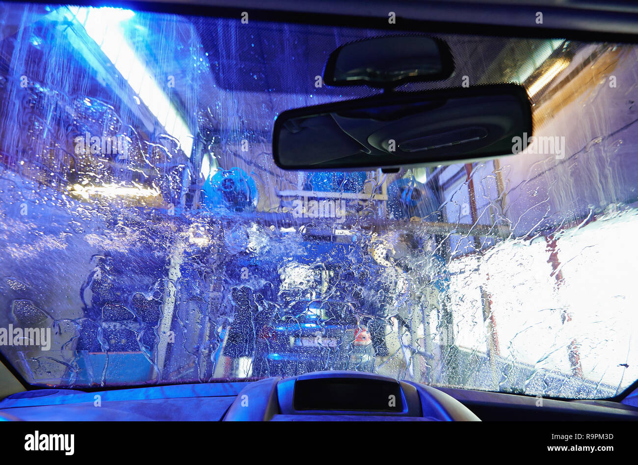 Automatische Waschstrassen tunnel Bahnhof Blick aus dem Auto Stockfoto