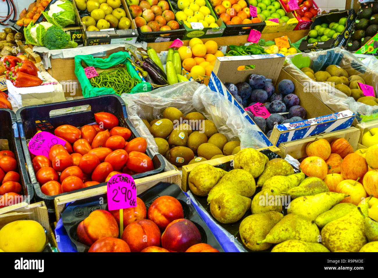 Verschiedene Gemüse und Früchte auf Mercat de L’Olivar Markt Palma de Mallorca Spanien Stockfoto