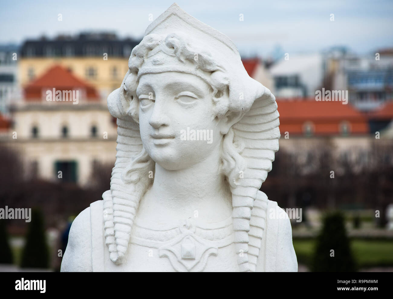 In der Nähe der Sphinx im Belvedere Palace Gardens. Wien, Österreich. Stockfoto