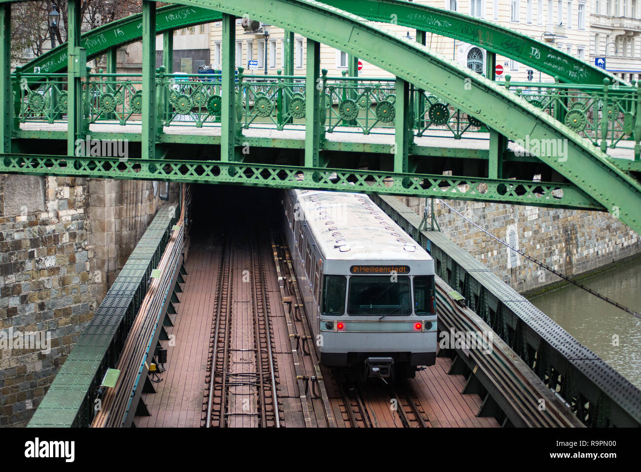 U-Bahn kommt aus einem Tunnel und geht unter Zollamtssteg Brücke während der River Crossing in Wien, Österreich. Stockfoto